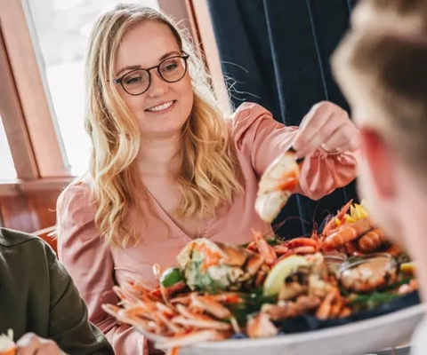 Vänner på Skaldjurskryssning i skärgården
