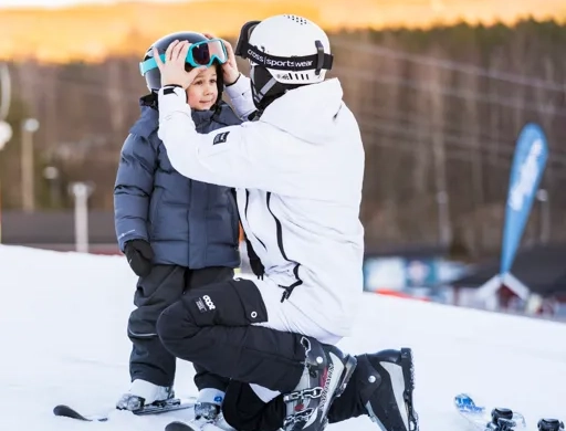 Barn åker skidor i Västsverige.