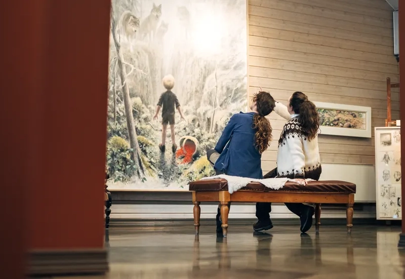 Två kvinnor besöker konsthallen hos Löfwings Atelje och Krog.