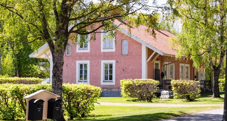 Falkängens hantverksby med historiska byggnader och grönskande omgivningar.