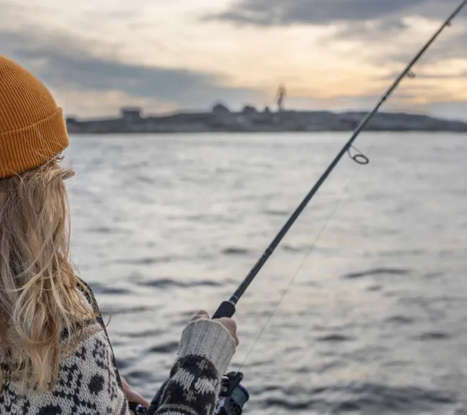 Kvinnor fiskar utanför Käringön