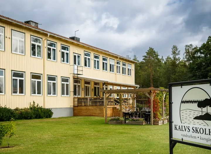 Exteriör bild av Kalvs Skolhus