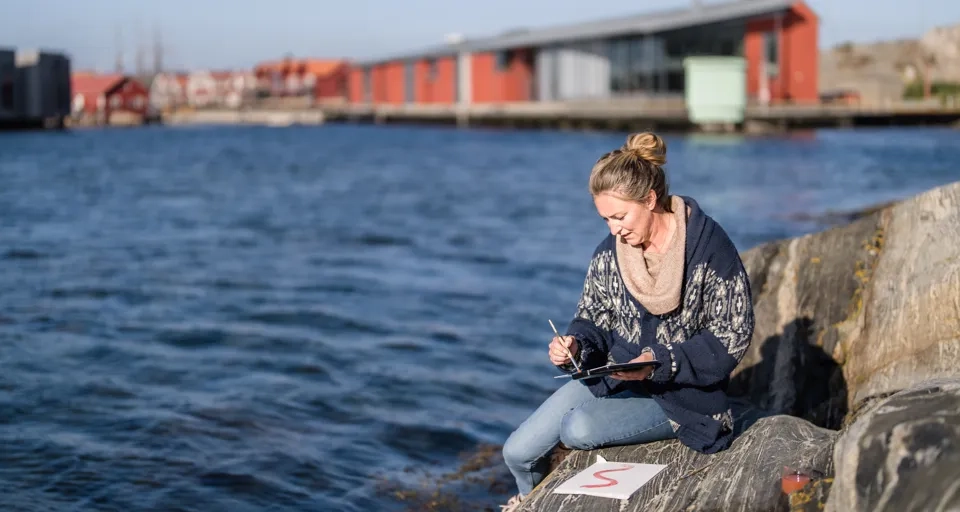 Målar utanför Nordiska Akvarellmuseet
