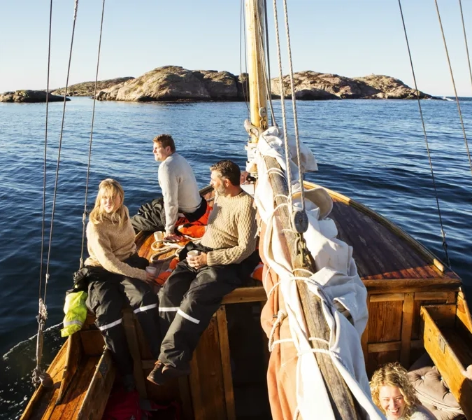 En grupp människor som sitter på toppen av en båt.