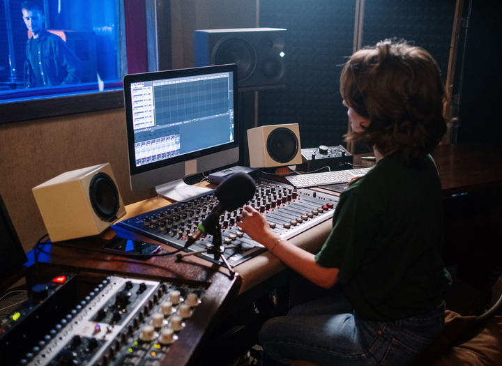 Ungdomar i en musikstudio