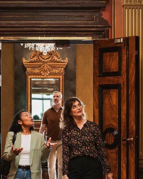 En grupp människor som går in i en byggnad.