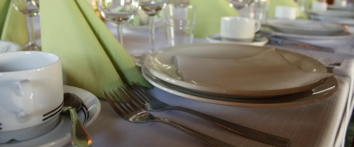 Ett uppdukat festbord.