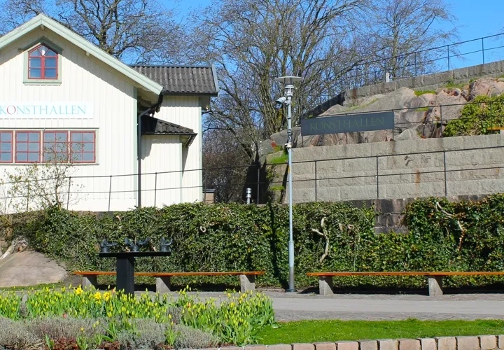 Ett vitt hus som ligger vid sidan av en väg.