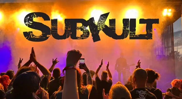 Publiken framför största scen, Aura, på Subkultfestivalen.