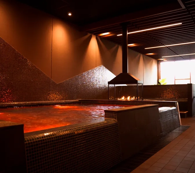 Ett stort bubbelbad i ett stort rum.