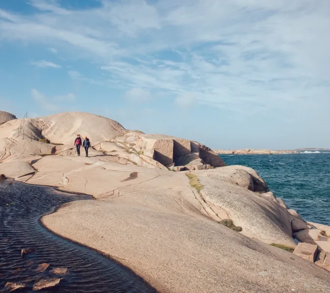 Kvinnor som vandrar Kuststigen genom Lysekil