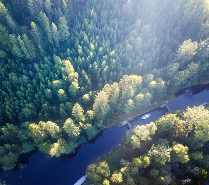 Vy över sluss i Dals Långed i Dalslands kanals sjösystem.