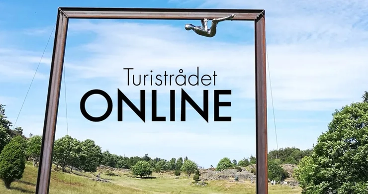 En skylt som står i gräset.