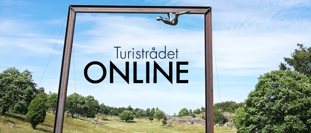 En skylt som står i gräset.