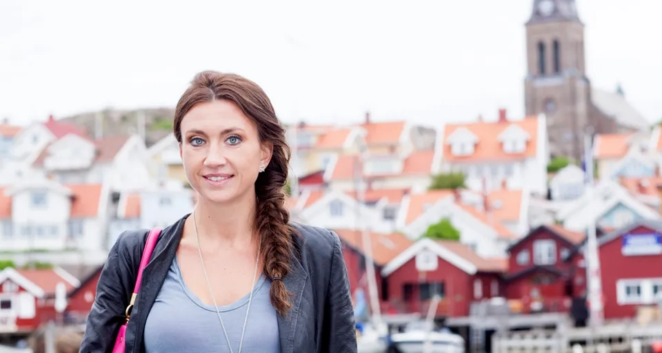 En kvinna som står framför ett vattendrag.