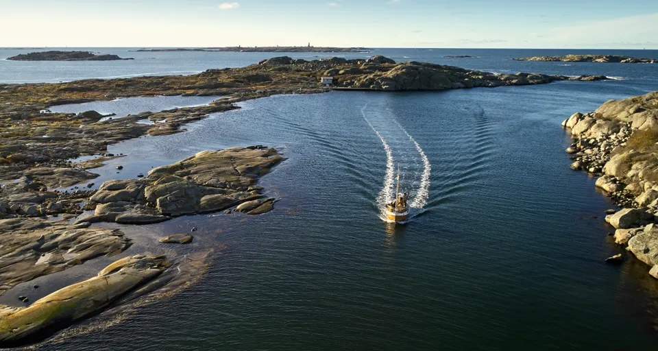 En båt som färdas genom ett vattendrag.