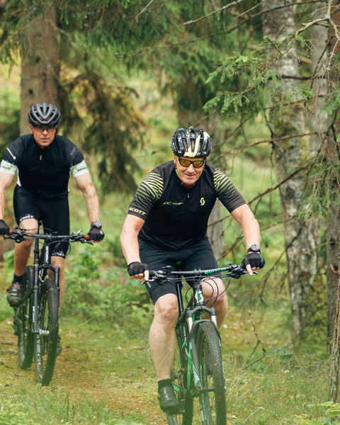 Människor som cyklar i ett naturområde.