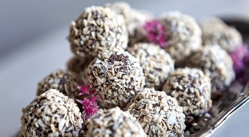 Ett fat med chokladbollar