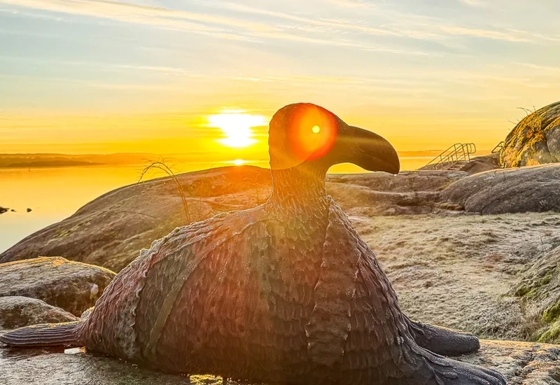 Skulpturen Fjordvätte på badplatsen Låka