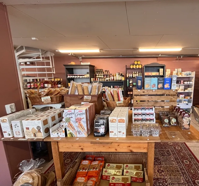 En butik fylld med massor av olika varor.