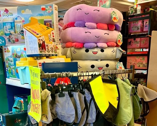 En butik fylld med massor av uppstoppade djur.