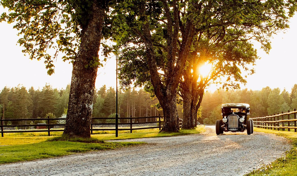 veteranbil i solnedgång