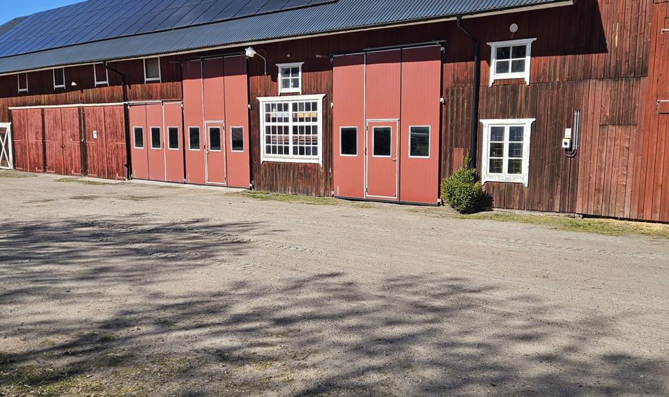En röd byggnad i trä