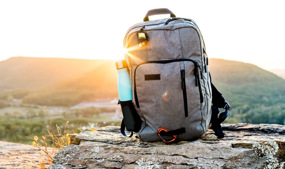 ryggsäck på en klippa.