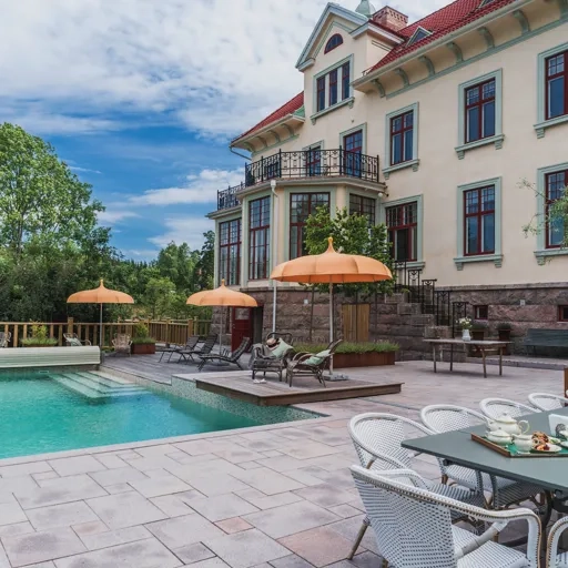 Utomhuspoolen på Villa Strömsfors.