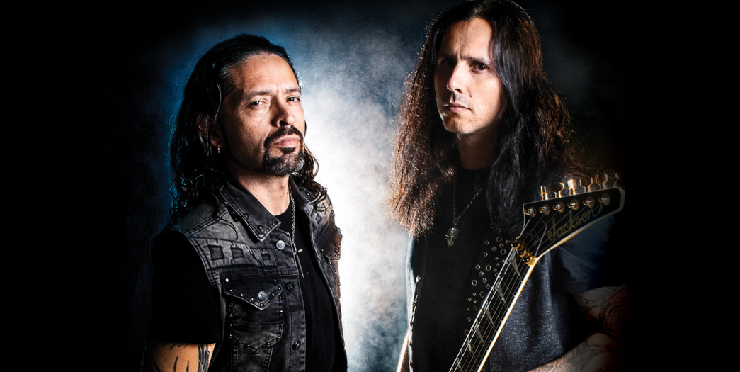 Svart Bakgrund, foto på Ronnie Romero (sångaren) och Gus G (gitarristen)