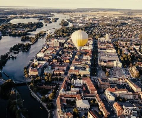 En varmluftsballong som flyger över en stad.