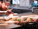 kökslucka med mat och kock