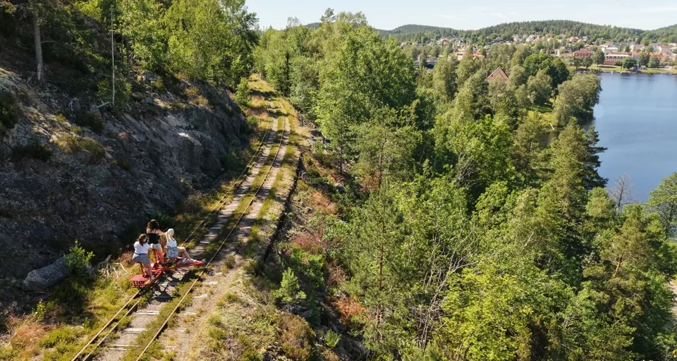 Människor som trampar dressin.