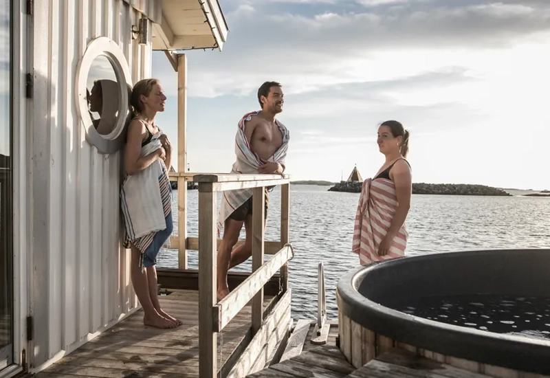 Människor njuter hos Kajkanten Vrångö