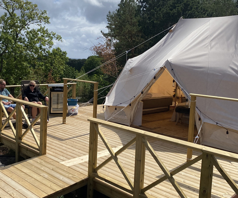 Tält på en camping.