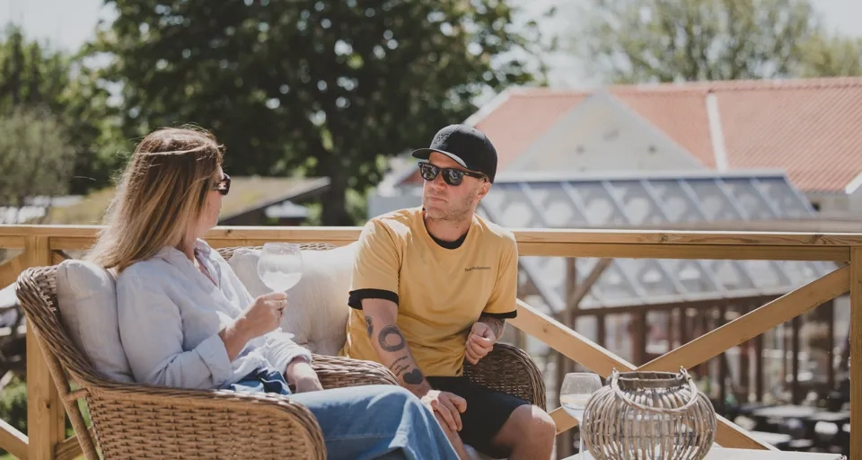 Vänner som umgås på uteservering hos Kläpphagen Koster.