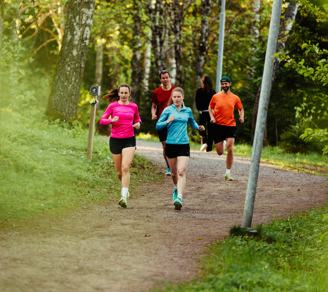 En grupp människor som springer längs ett motionsspår