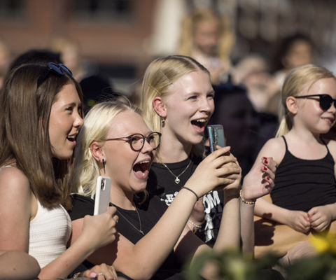 En grupp människor som står bredvid varandra.
