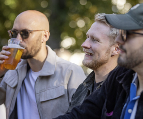 En grupp män som sitter bredvid varandra.