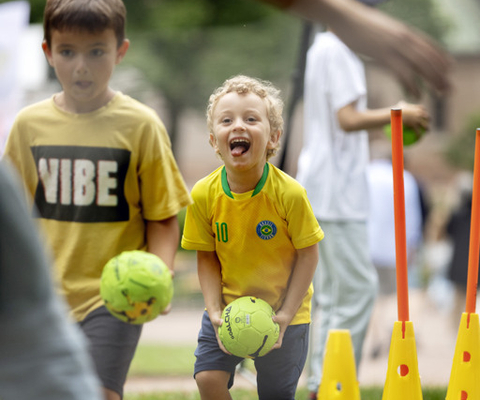 En grupp små barn som spelar en fotbollsmatch.
