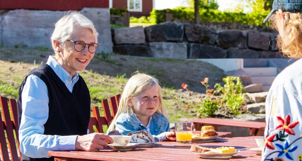 A man and a little girl sitting at a table.