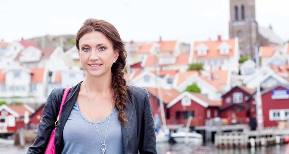 En kvinna som står framför ett vattendrag.