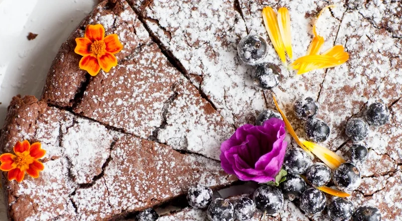 Kladdkaka med blomsterblad