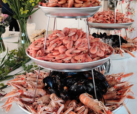 Ett bord som är täckt med tre brickor med mat.