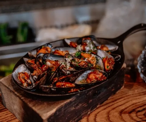 Lagad måltid serverad på en tallrik.