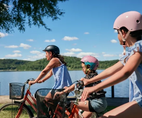 En grupp människor som cyklar bredvid en sjö.