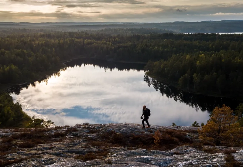 En man som vandrar på Sörknatten i Dalsland.