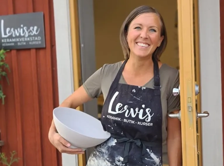 Keramiker i Hjo i sin gårdsbutik.