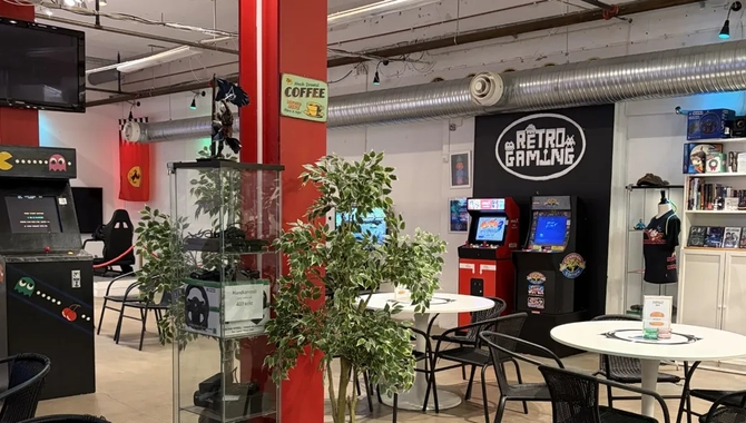 Lidköpings e centers lokal med bord och stolar