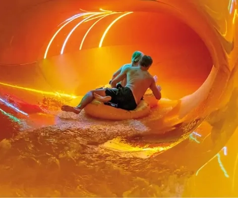 Familj som åker vattenrutschkana